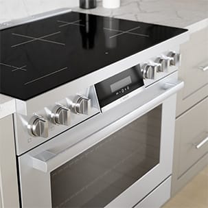 Front controlled knobs offer a commercial-inspired look and more cooktop space.